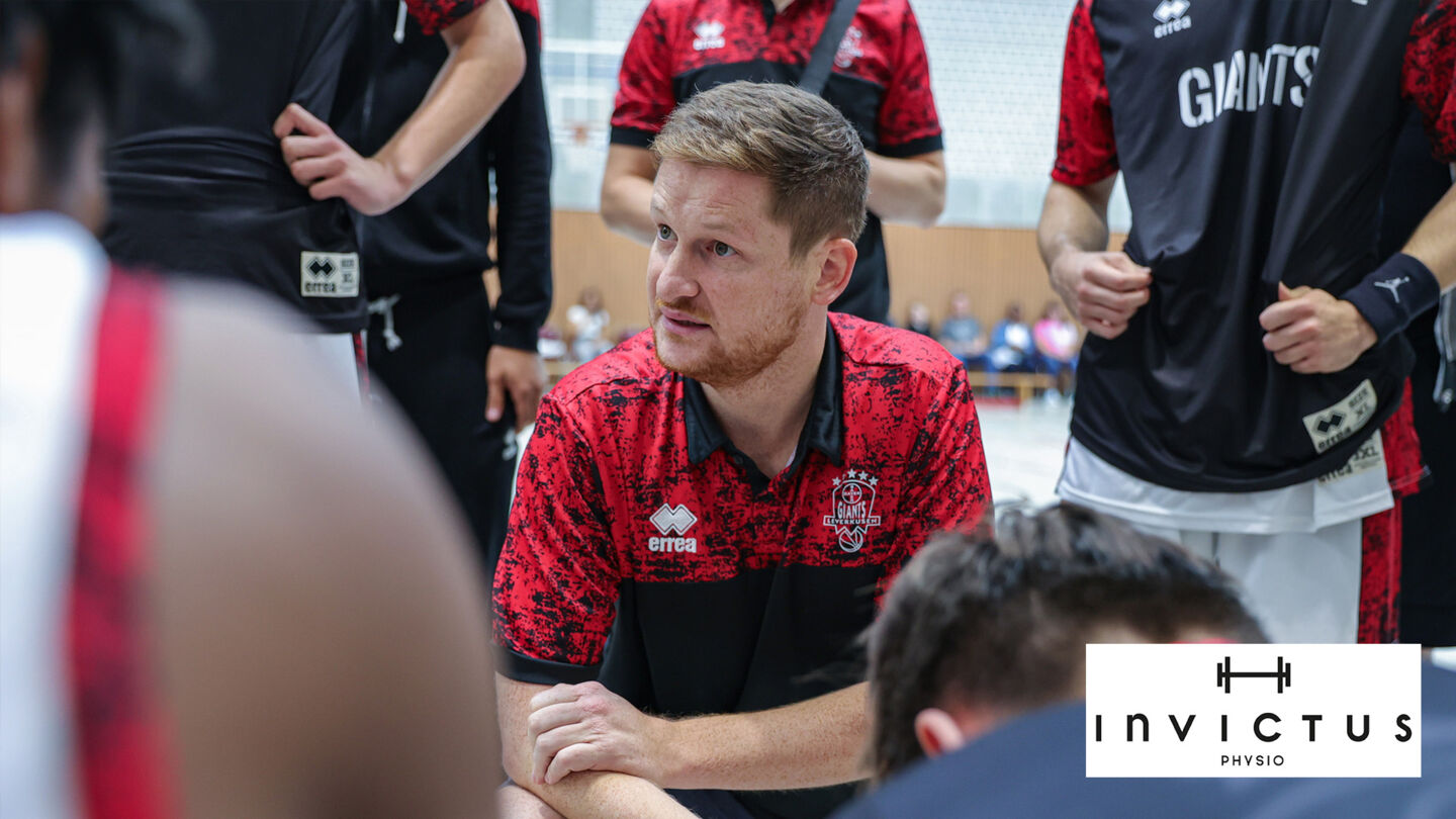 Coach Philipp Stachula feierte mit seinem NBBL-Team einen wichtigen Sieg. Foto: Fankhauser