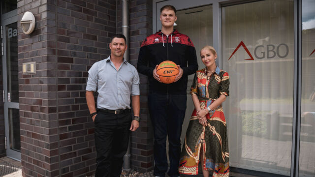 Die GBO-Vorstände Alexander Dederichs und Meral Tosun freuen sich mit GIANTS-Spieler Sören-Eyke Urbansky  auf die Kooperation. Foto: Althoff