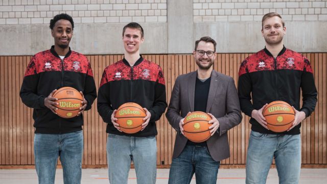 BARMER-Regionalgeschäftsführer Timo Melcher mit den GIANTS-Profis Abdul Mohamed, Marius Stoll und Melvin Jostmann (v.l.).