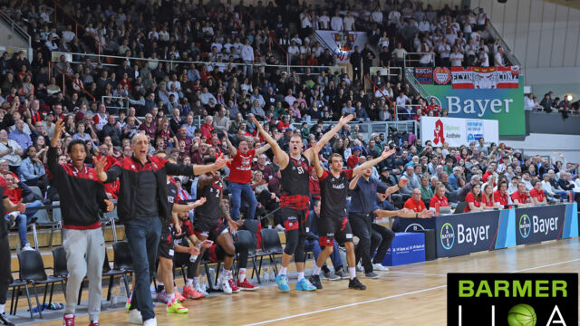 Großer Jubel: Die BAYER GIANTS gewinnen vor 2.564 Zuschauern gegen Köln / Foto: Michael Fleschenberg