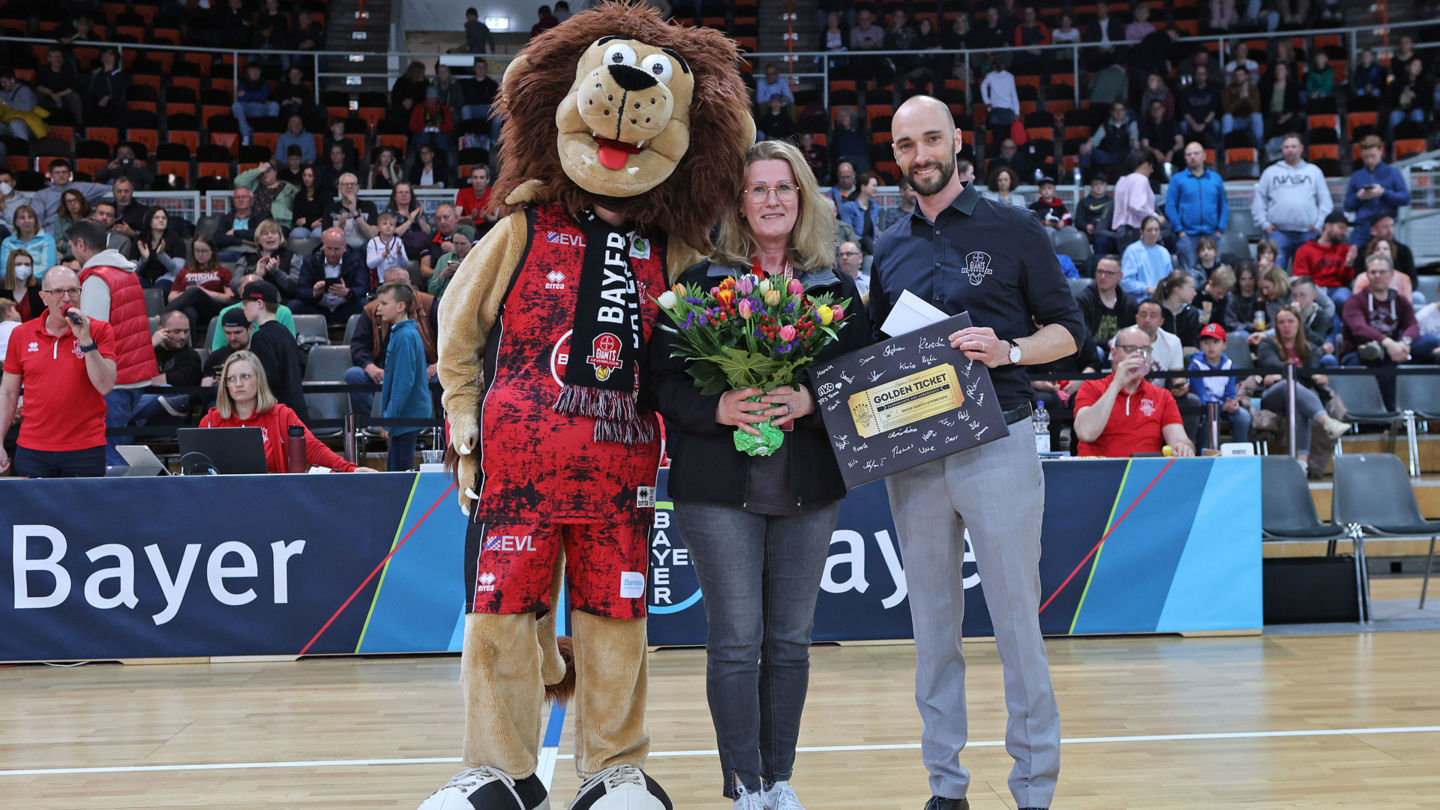 Sylvia Fischer, hier mit GIANTS-Geschäftsführer Henrik Fronda und Lionel, nimmt nach 15 Jahren Abschied. Foto: Fleschenberg