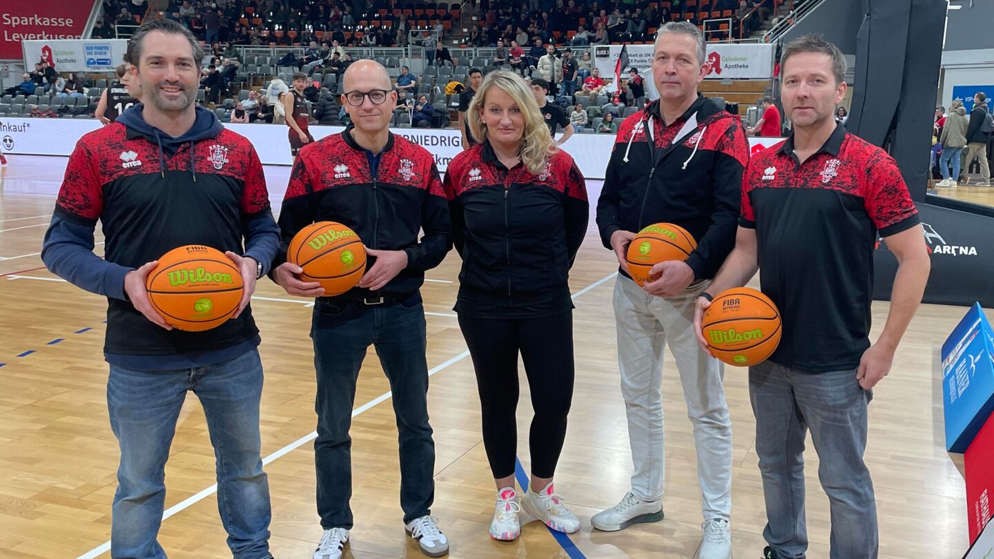 Dr. Michael Offermann, Dr. Mirko Meszelinsky, Yvonne Fritzsche, Dr. Martin Reuter und Dr. Tim Scharr (v.l.) kümmern sich um die Gesundheit der GIANTS-Spieler. Foto: Pulsfort