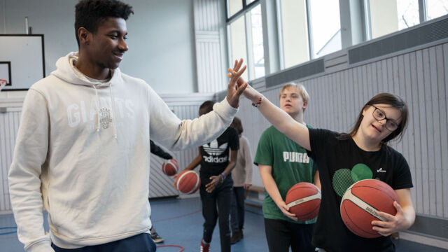 Der Besuch der GIANTS-Profis um Trey McBride in der Hugo Kükelhaus Schule kam sehr gut an. Foto: Althoff