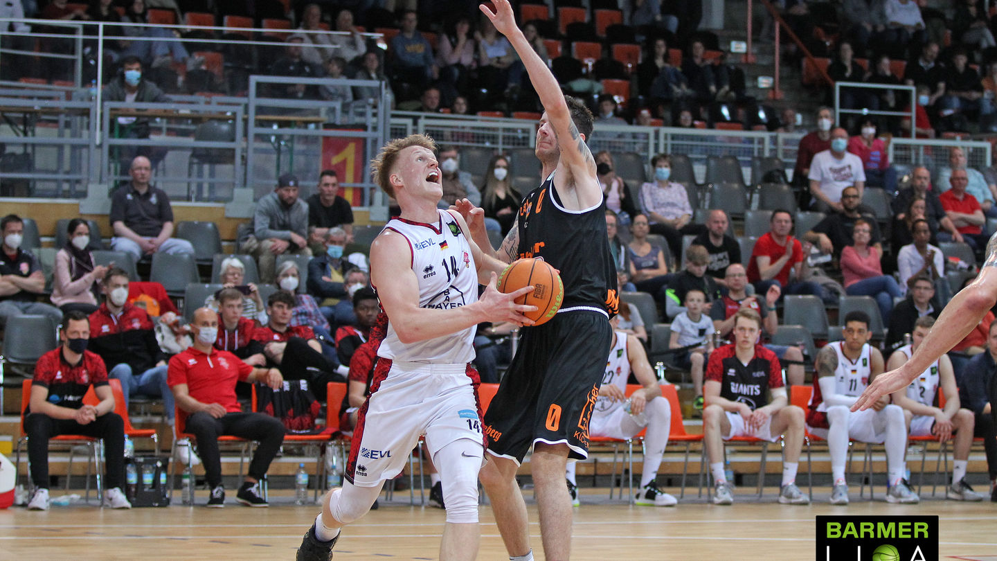 Keinen Grund zu feiern hatten nach dem Spiel Luis Figge und die BAYER GIANTS / Foto: Michael Fleschenberg