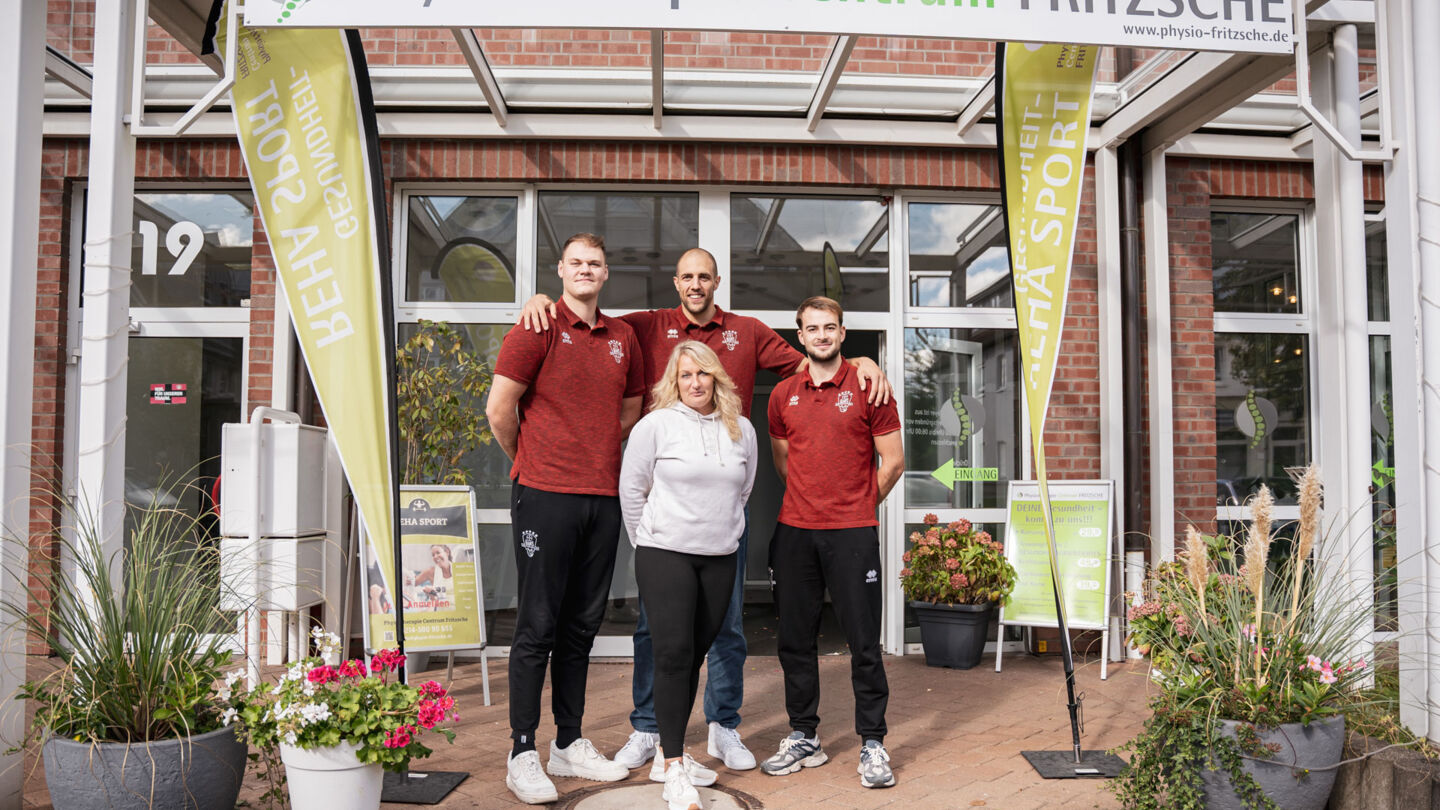 Yvonne Fritzsche mit den Giganten Sören-Eyke Urbansky, Dennis Heinzmann und Sebastian Brach. Fotos: Althoff